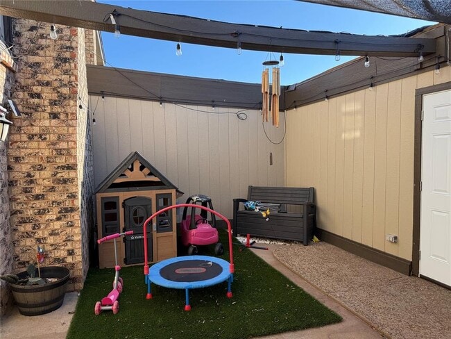 Building Photo - 1327 Canterbury Blvd