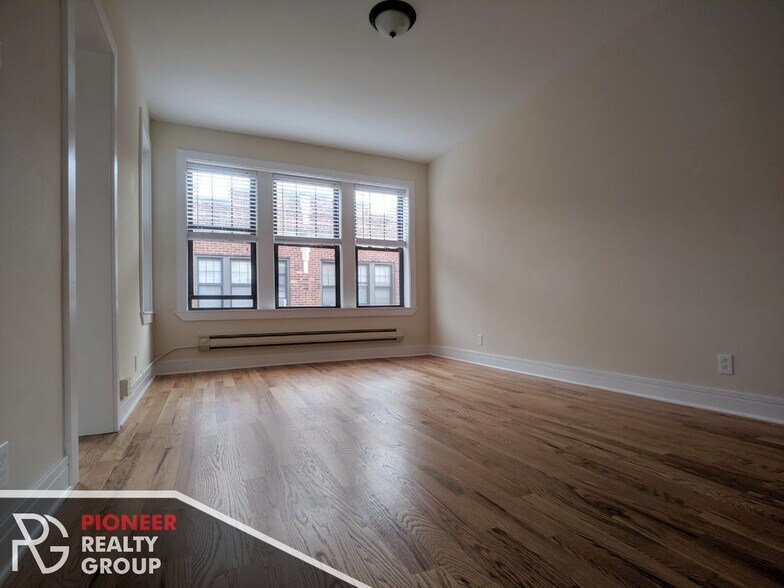 Building Photo - 4409 N Wolcott Ave