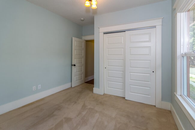 Building Photo - Updated and Fresh 3  Bedroom 2 Bath in Des...