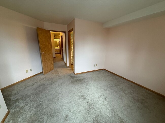 Building Photo - Condo DT Saint Paul 2 Bedroom 2 Bath-Enjoy sitting on a patio and enjoy the views