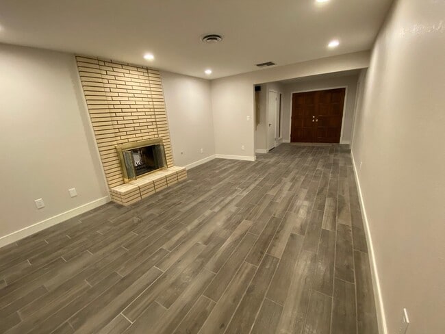 Building Photo - Updated 4 bed, 2 bath home with Dual Cooli...