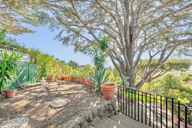 Building Photo - 114 San Marino Dr