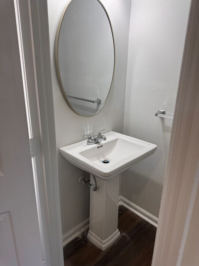 Building Photo - 3 Bedroom || 1.5 Bathroom Townhome