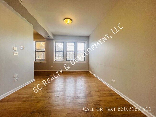 Building Photo - ***LOGAN SQUARE / 2 BDRM / SS APPL INCL / ...