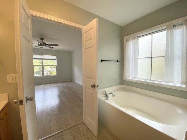 Building Photo - Charming, Spacious, Single Family Home in ...