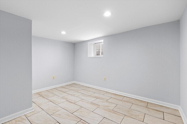 Building Photo - 6BR / 5BA Single-Family Home | 2,663 Sq Ft | Private Driveway | Deck | $4,200/mo Spacious 6-bedro...