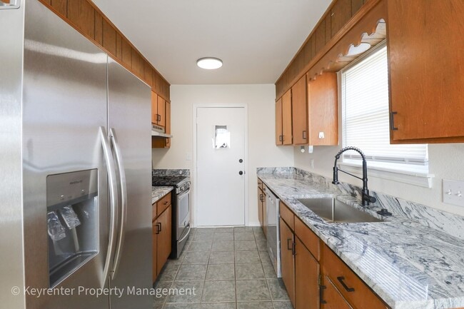 Building Photo - E 31st Ct Duplex