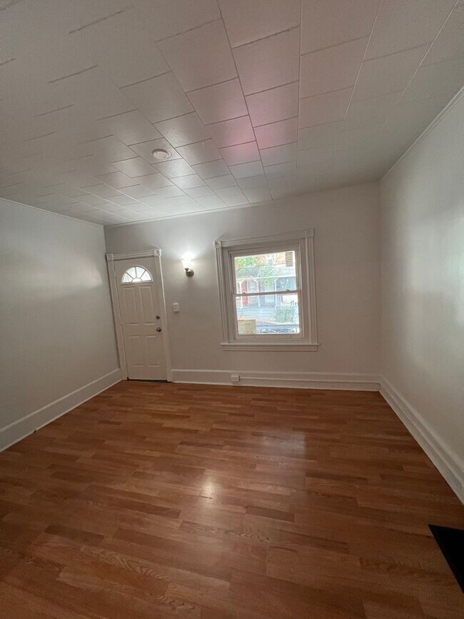 Building Photo - FOUR BEDROOM/ONE BATH ROW