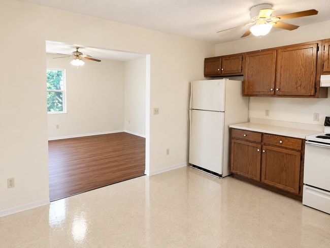 Building Photo - Quaint home located in City Limits