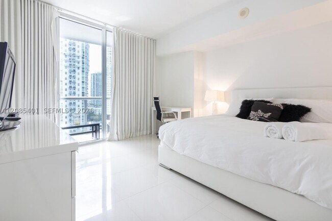 Building Photo - 485 Brickell Ave