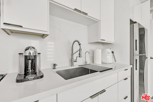 Building Photo - 7076 Park Manor Ave