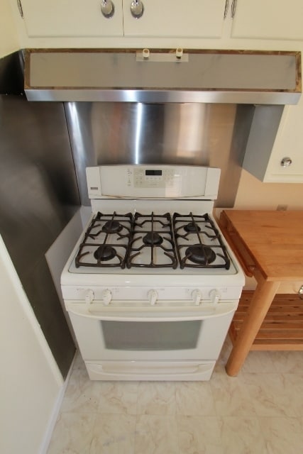 Building Photo - 4 Bedroom Mid-Century Oakmore Property With View of Bay