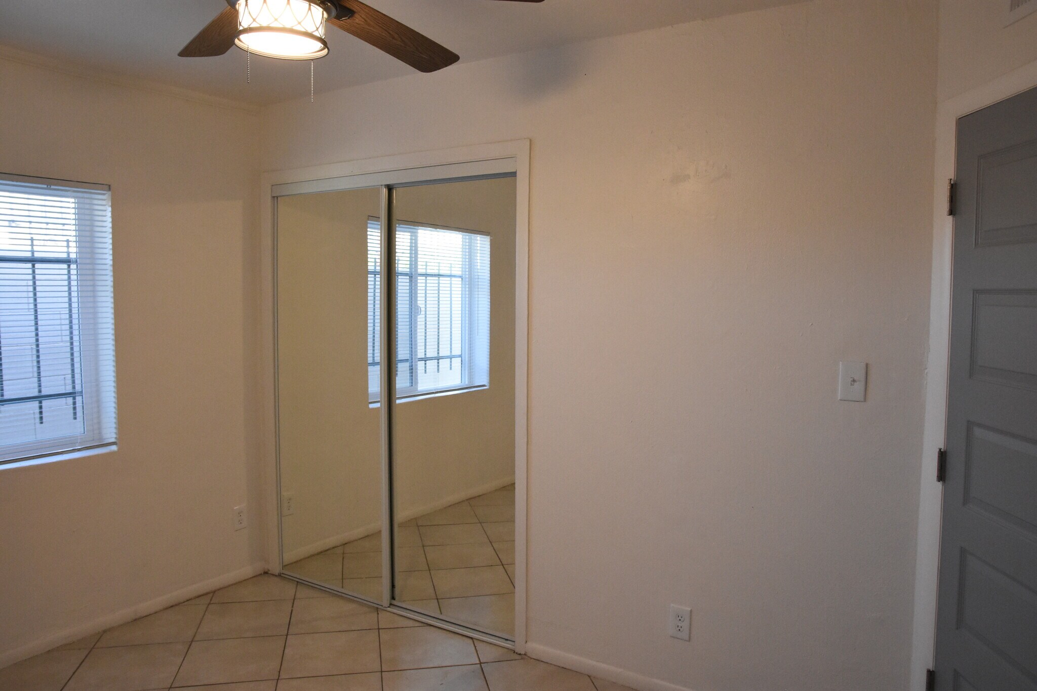 Building Photo - 1514 W Palmer Dr.