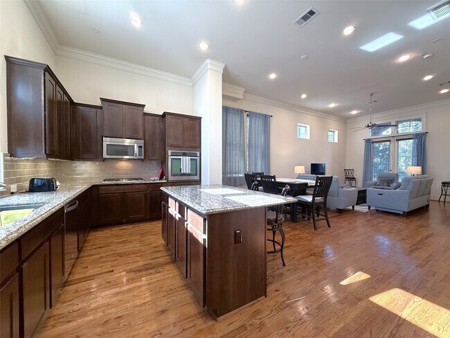 Building Photo - 705 Delano St