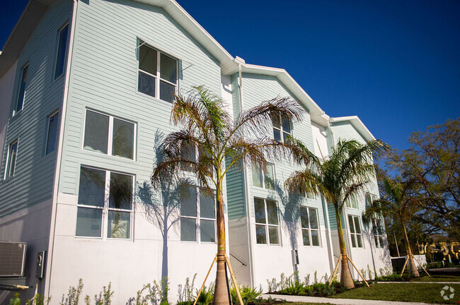 Building Photo - 3820 Pompano Dr SE