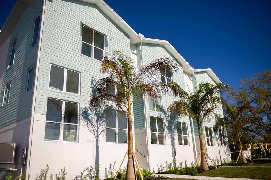 Primary Photo - 3820 Pompano Dr SE
