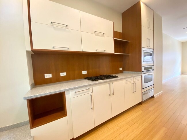 Building Photo - 4 Bedroom/3.5 Bath. UC Rental Located on J...