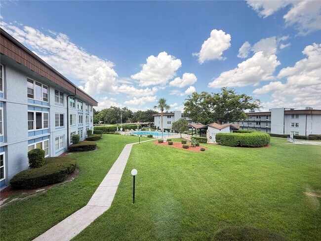 Building Photo - 333 N Lake Howard Dr
