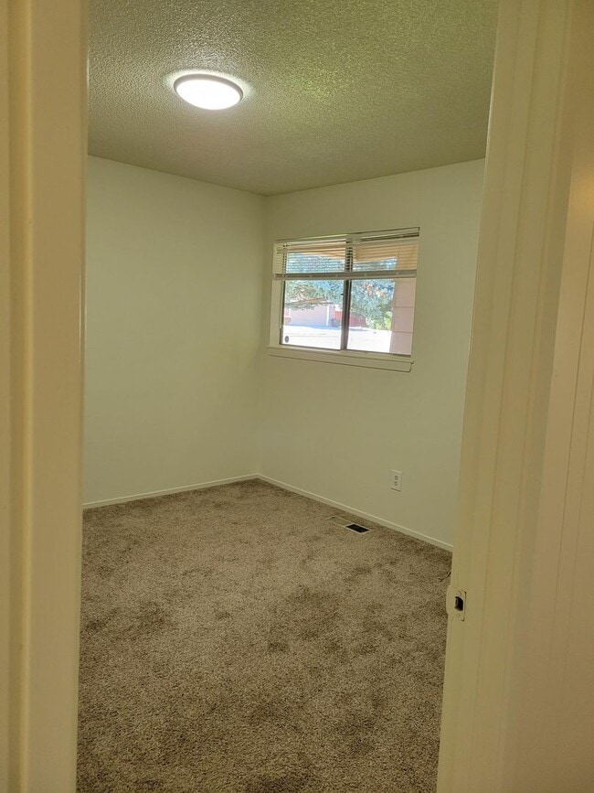 Building Photo - Spacious West Side 4 Bedroom with Large Garage