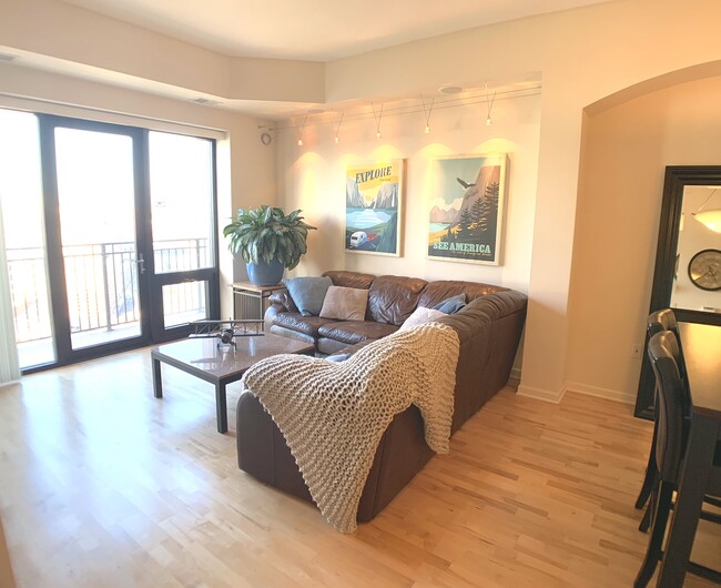 10 foot hight ceilings and gas fireplace - 500 E Grant St