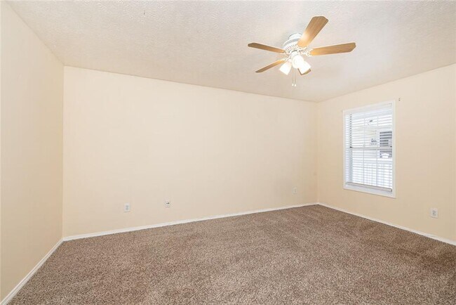 Building Photo - 910 Augusta Dr