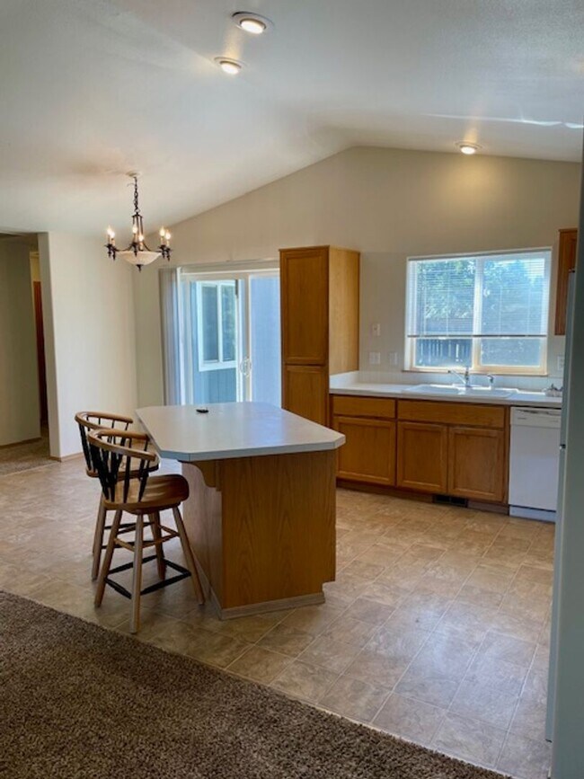 Building Photo - Charming 3-Bedroom Home with Open Layout & Fenced Yard!