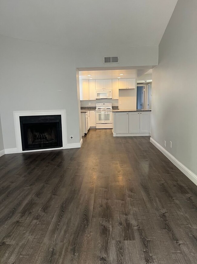Building Photo - NICE 2 BEDROOM DUPLEX W/ 2 CAR GARAGE!