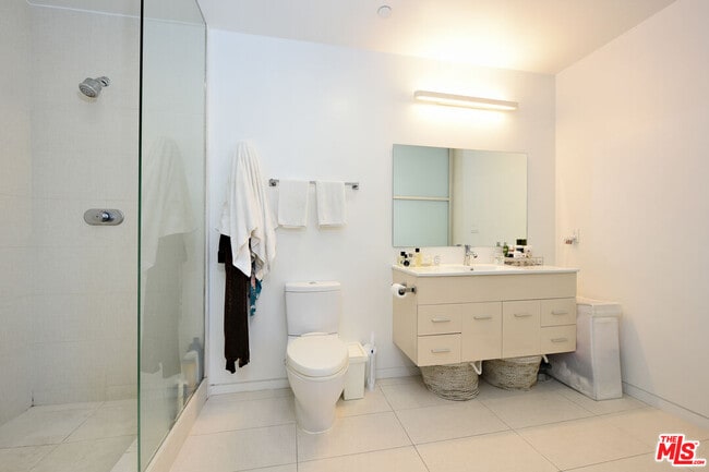 Building Photo - 1140 N Formosa Ave