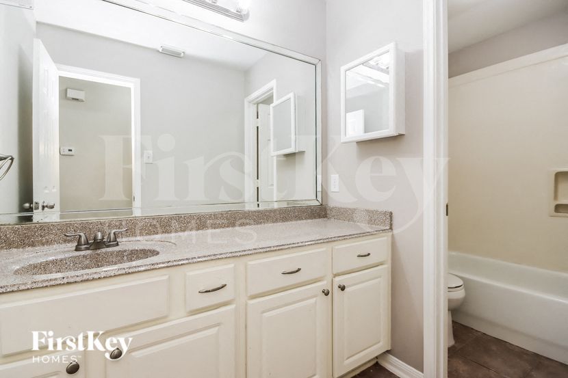 Building Photo - 9302 Reflections Path Way