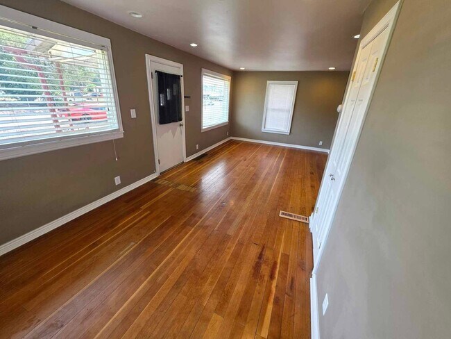 Building Photo - Your Dream Haven Awaits