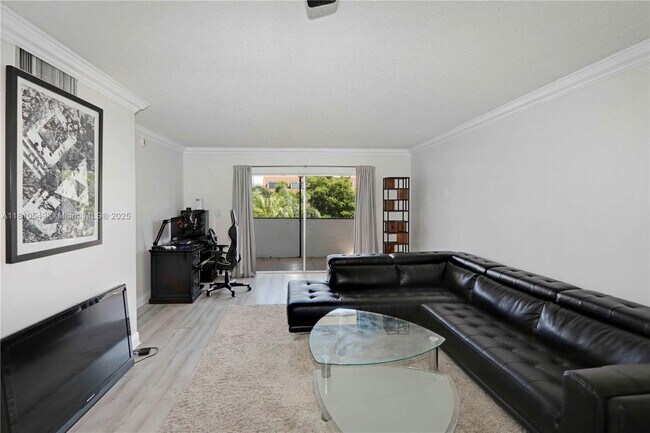 Building Photo - 6886 N Kendall Dr