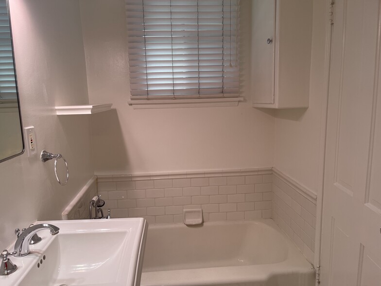 separate tub - 112 N Edgemont St