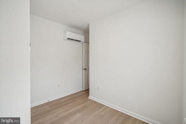 Building Photo - 321 E Lehigh Ave