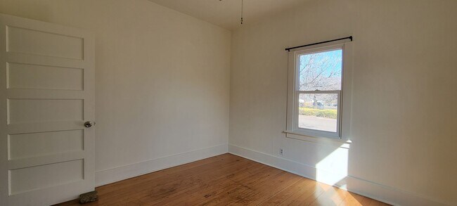 Building Photo - 3 bedroom 2 bath home