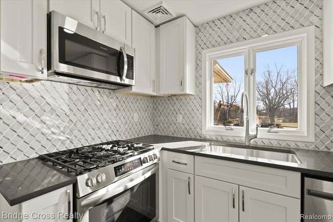 Building Photo - 95 Hillsdale Rd