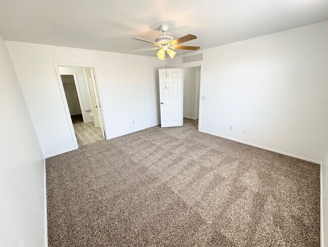 Building Photo - 8464 W Forest Grove Ave