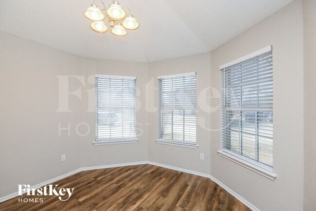 Building Photo - 609 Hollyberry Dr