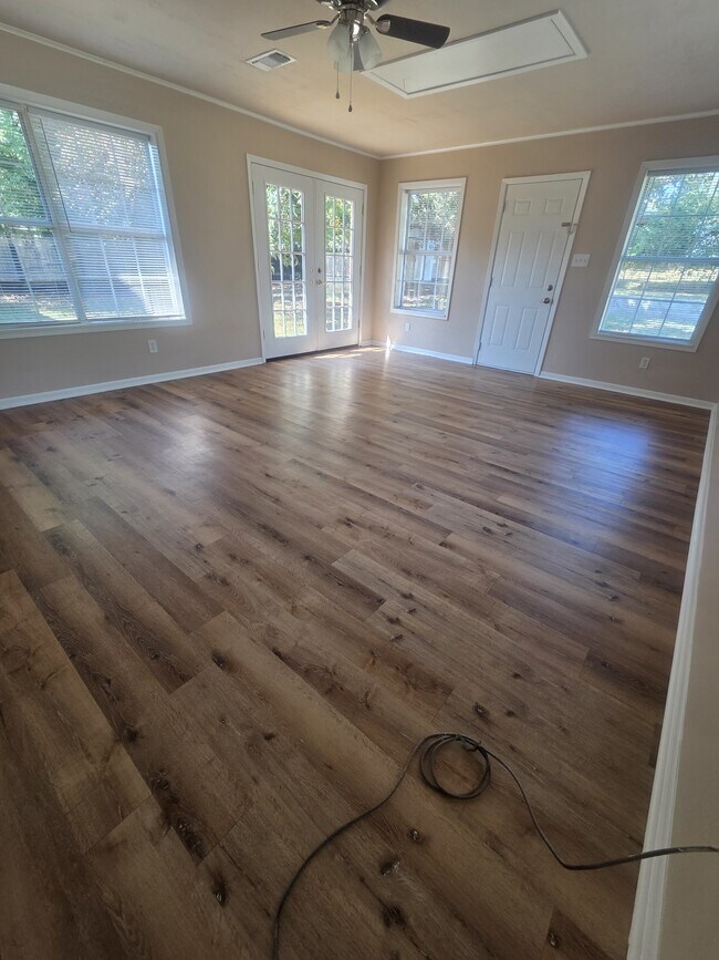 Building Photo - 3501 Robinhood Ln