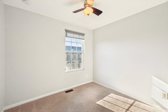 Building Photo - 202 N Sydney Ct