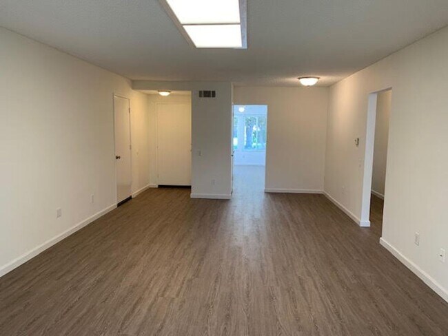 Building Photo - A beautiful Del Mar model for lease in Leisure Village