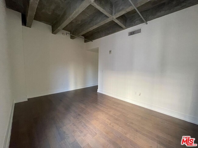 Building Photo - 727 W 7th St