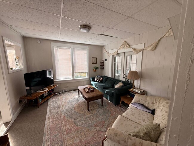 Building Photo - PRELEASING: 4 bdrm/1bath Sunny York Neighborhood home!