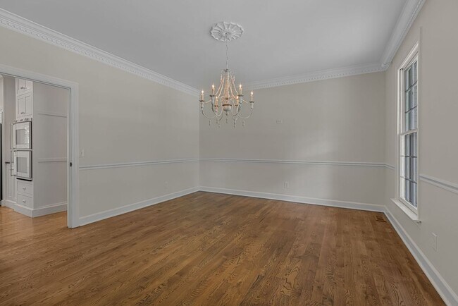 Building Photo - AVAILABLE NOW-- 4-Bed/5-Bath in the heart ...