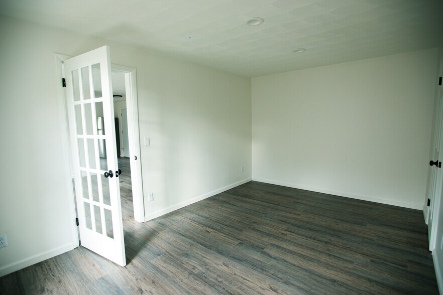 Large bedroom with closet and great natural lighting. - 4359 Lake Ave