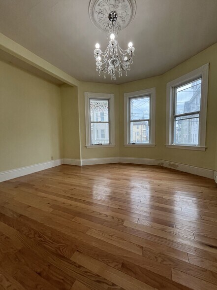 Building Photo - 45 Mozart St