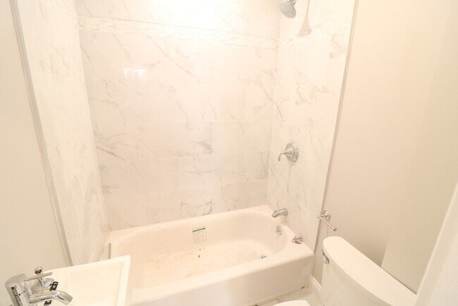 Building Photo - 422 Hanover St