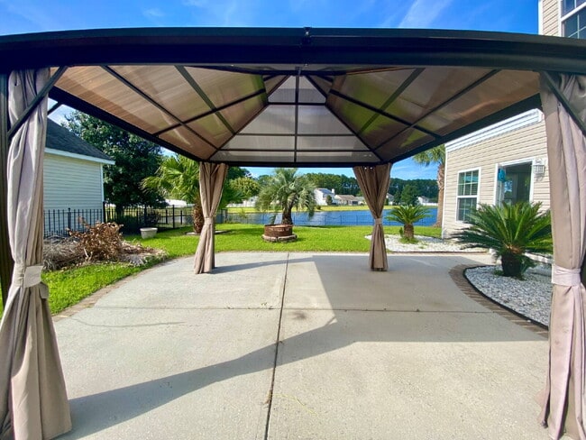 Building Photo - Three Bedroom Home with fenced-in Backyard oasis!