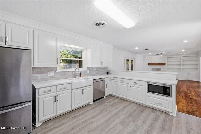 Building Photo - 144 Rollingwood Dr