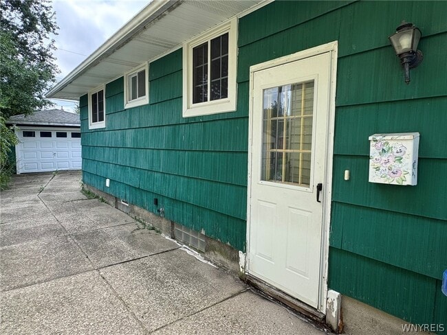 Building Photo - 685 Longmeadow Rd
