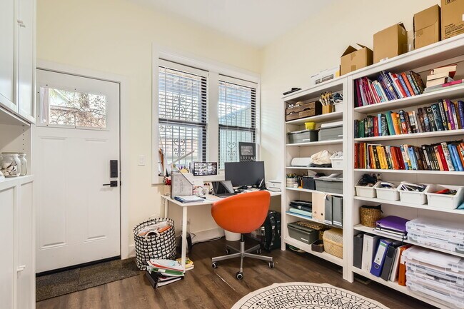 Building Photo - 4053 N Greenview Ave